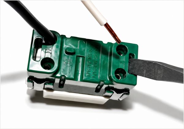 電線を器具から取り外す様子