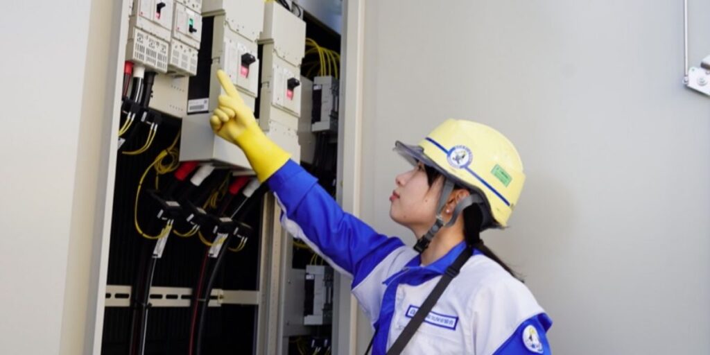 電気主任技術者の仕事風景