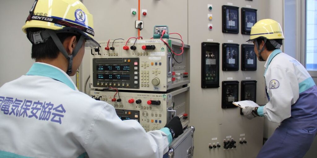 電気主任技術者の仕事風景