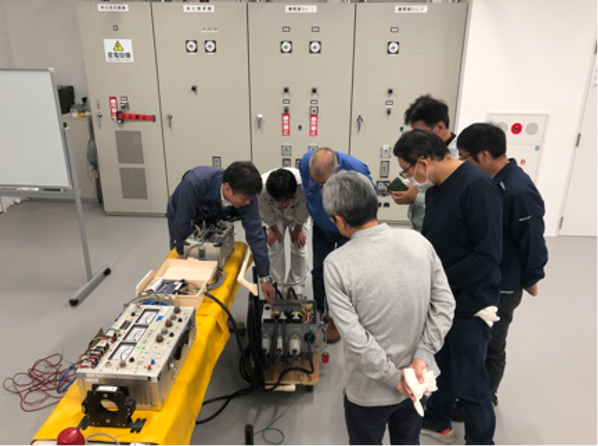 オープンコースで保護継電器試験講習（基礎）を行っている様子