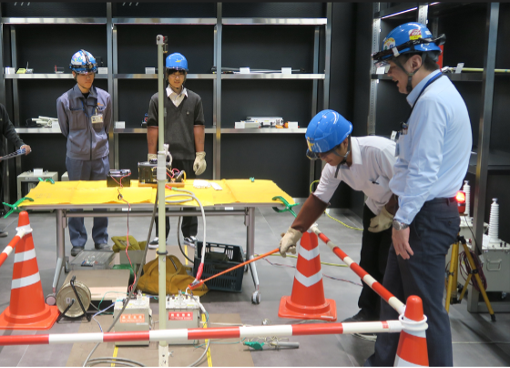 工業高校および高等専門学校での体験実習。試験機材・安全用具の体験中