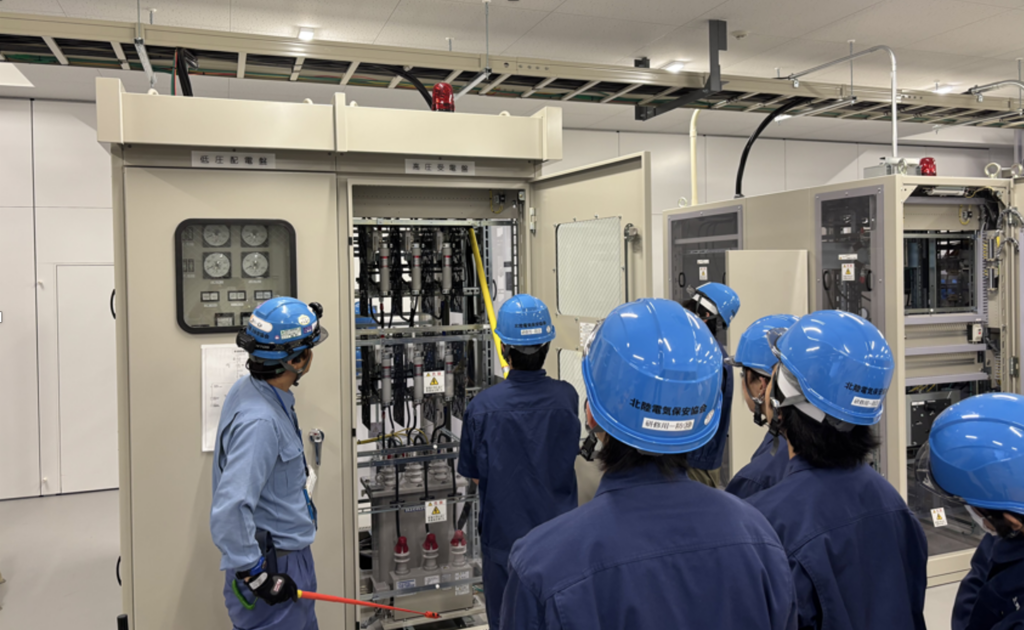 工業高校および高等専門学校での体験実習。高圧機器操作を体験！