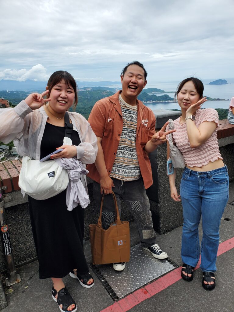 社員旅行で仲良く並ぶ3人。