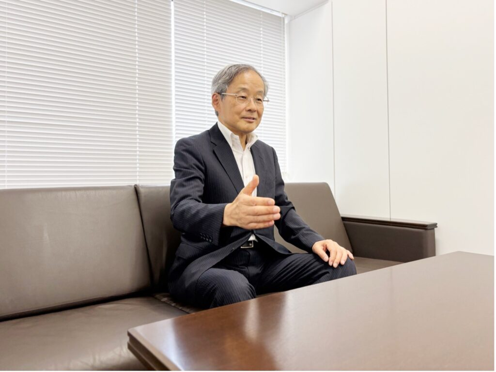ソファで学生時代の話をしてくださる武部会長