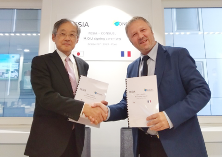 フランス電力需要家保安協会（CONSUEL）の会長と交流協定締結で握手する様子