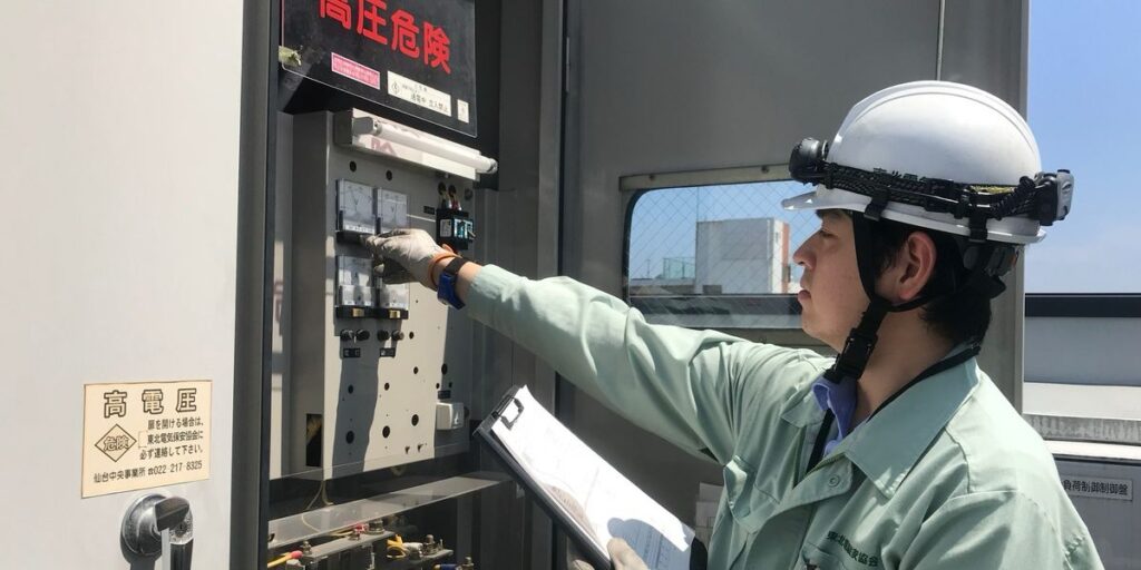 電気主任技術者 高橋宙さんの仕事風景