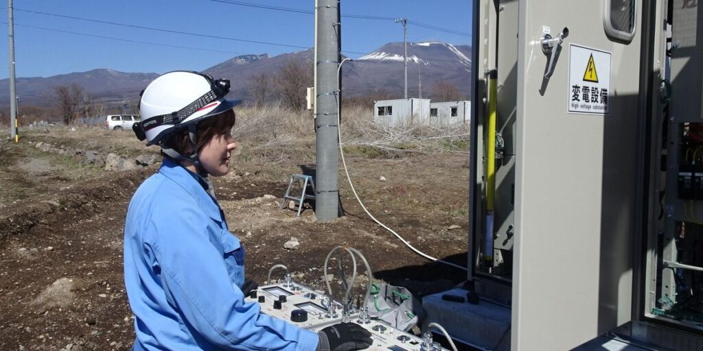 フリーランスで育児と仕事を両立している電気主任技術者 遠藤智恵子さんの仕事風景
