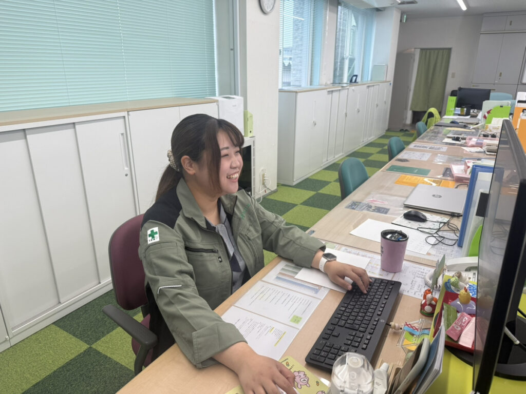 工務部アシスタントとして勤務中の橋本さん