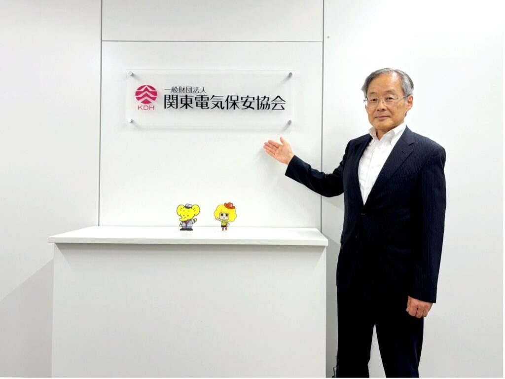 関東電気保安協会のエントランスで案内する武部会長
