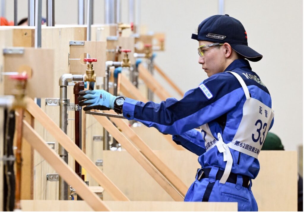 2024年度の全国大会で配管職種に出場し、銀賞を獲得した関電工の松浦幸希さん
