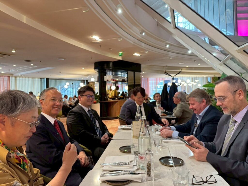 フランスにて会食の写真