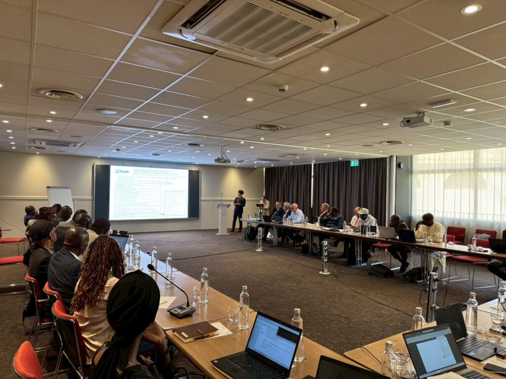 FISUELにて自身の発表を行う倉持さん