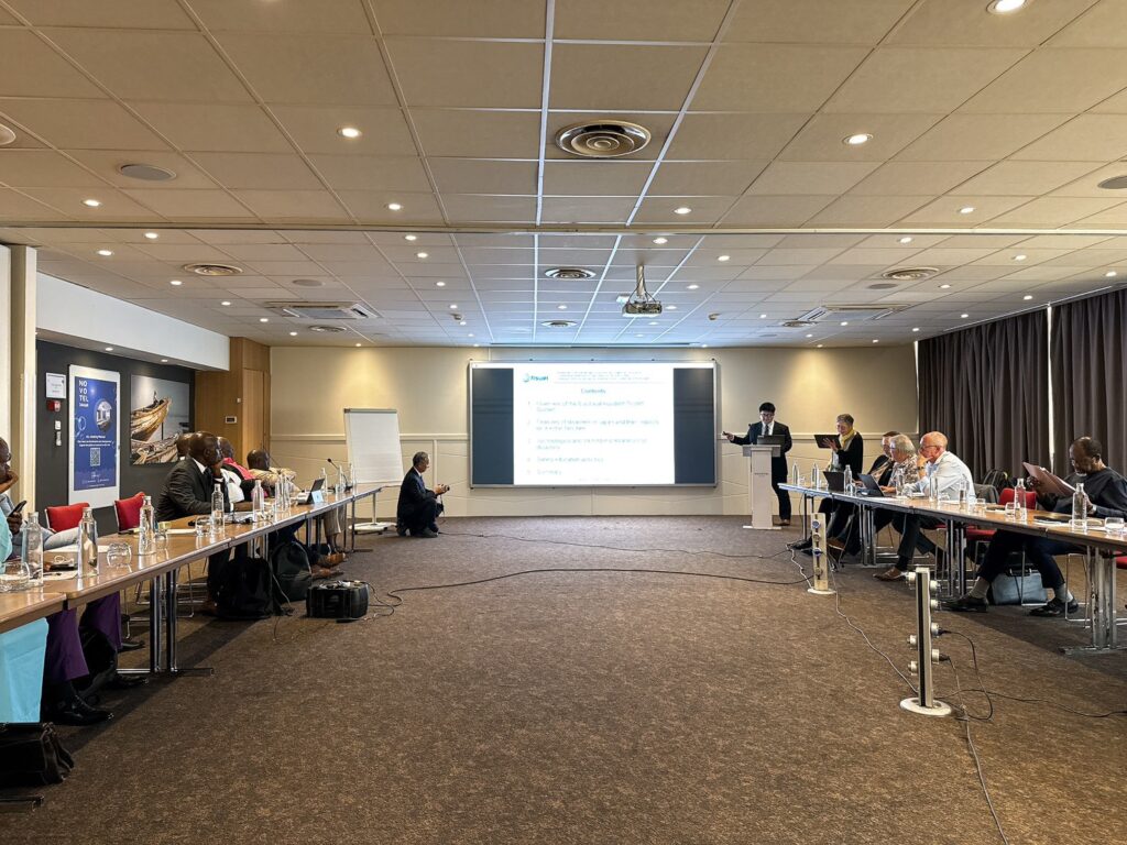 FISUELにて発表を行う江﨑さん