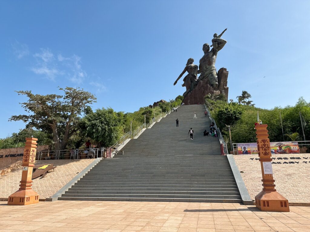 ダカールの観光名所アフリカ ルネサンスの像