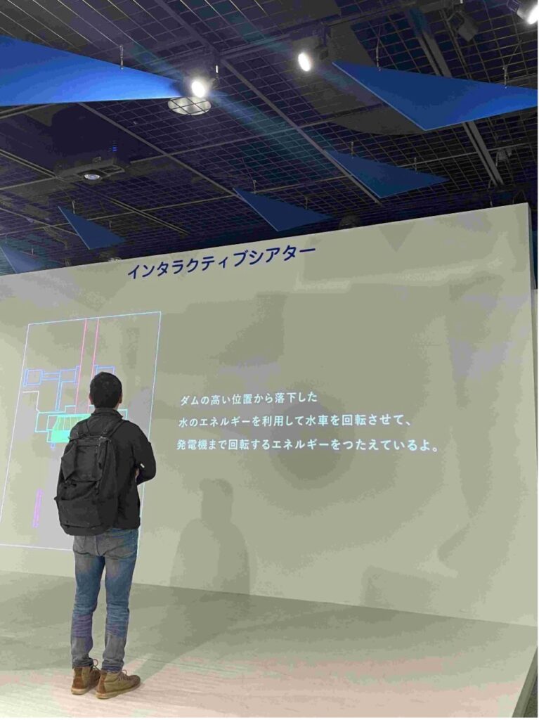 水とエネルギー館にあるインタラクティブシアターでクイズに答える