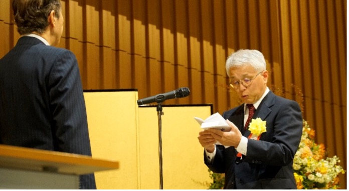 謝辞を述べる受賞者