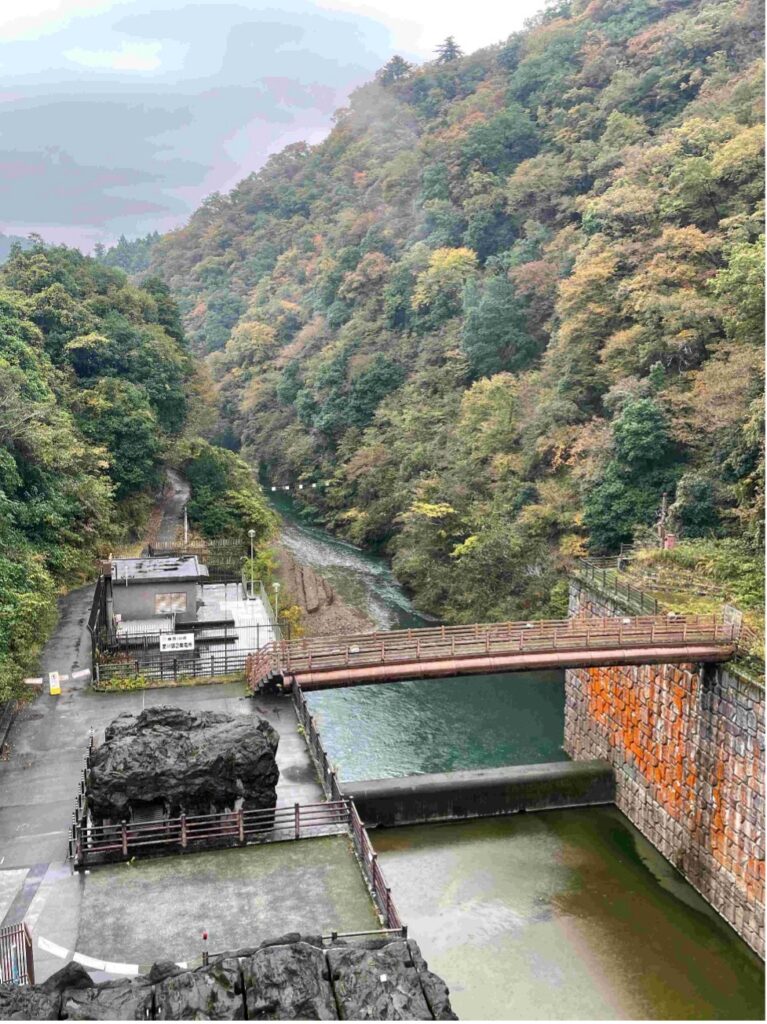 宮ヶ瀬ダム副ダムの石小屋ダムへ