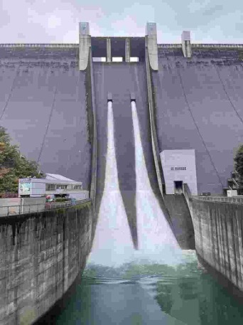 宮ヶ瀬ダムの放水