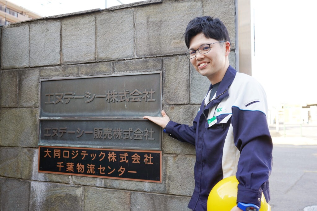 会社の前でポーズ。