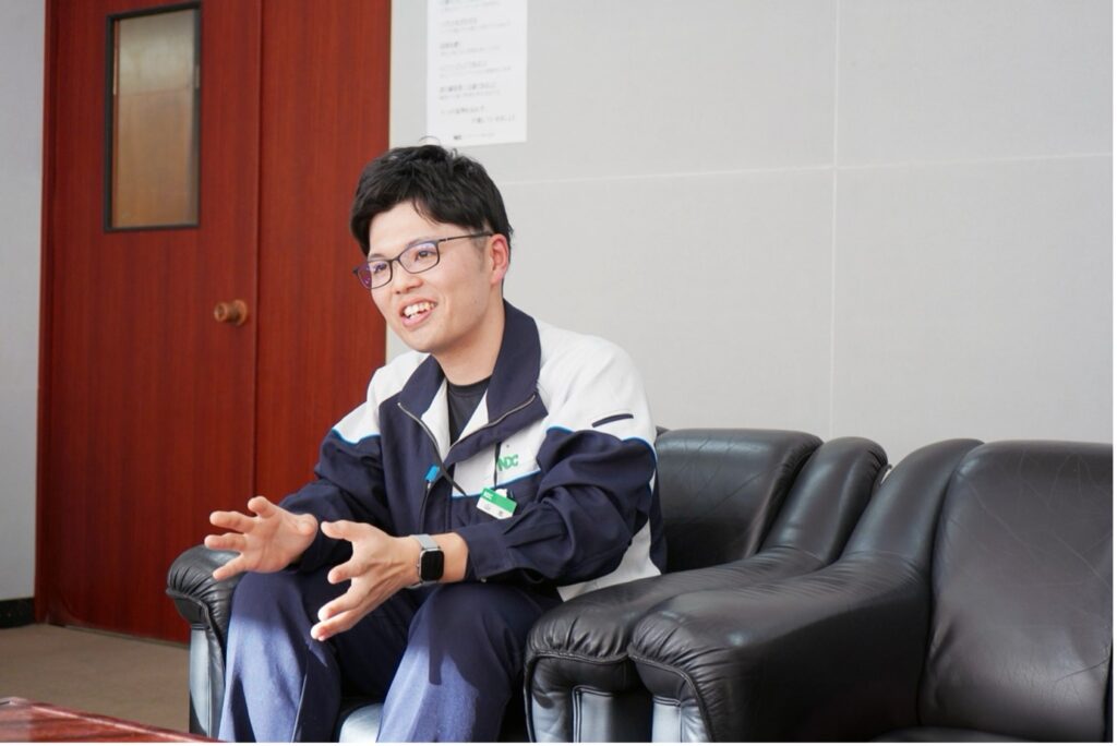 丁寧に回答するNDC山本さん