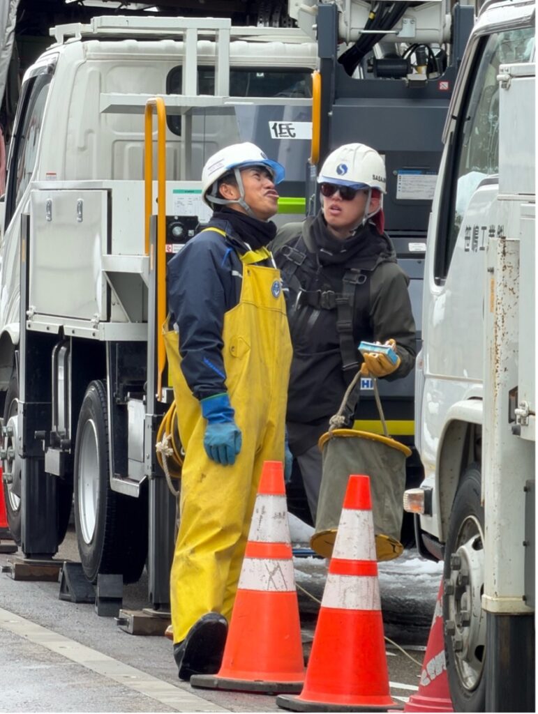 仲間とコミュニケーションをとりながら仕事を進める伊藤さん