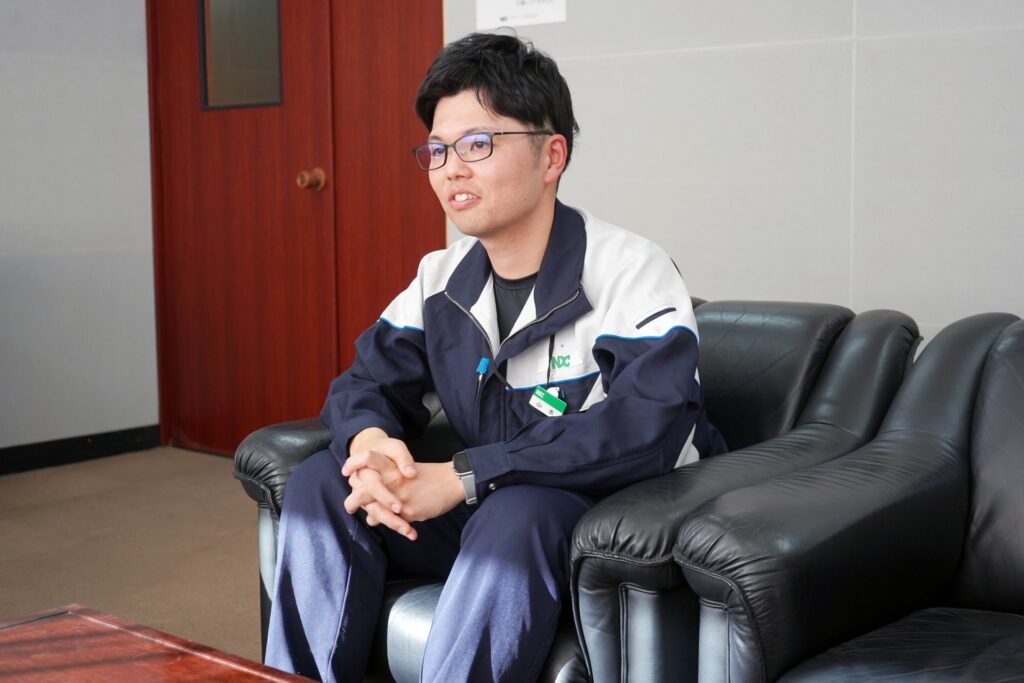 インタビュー中に真摯に答えてくれるNDCの山本さん
