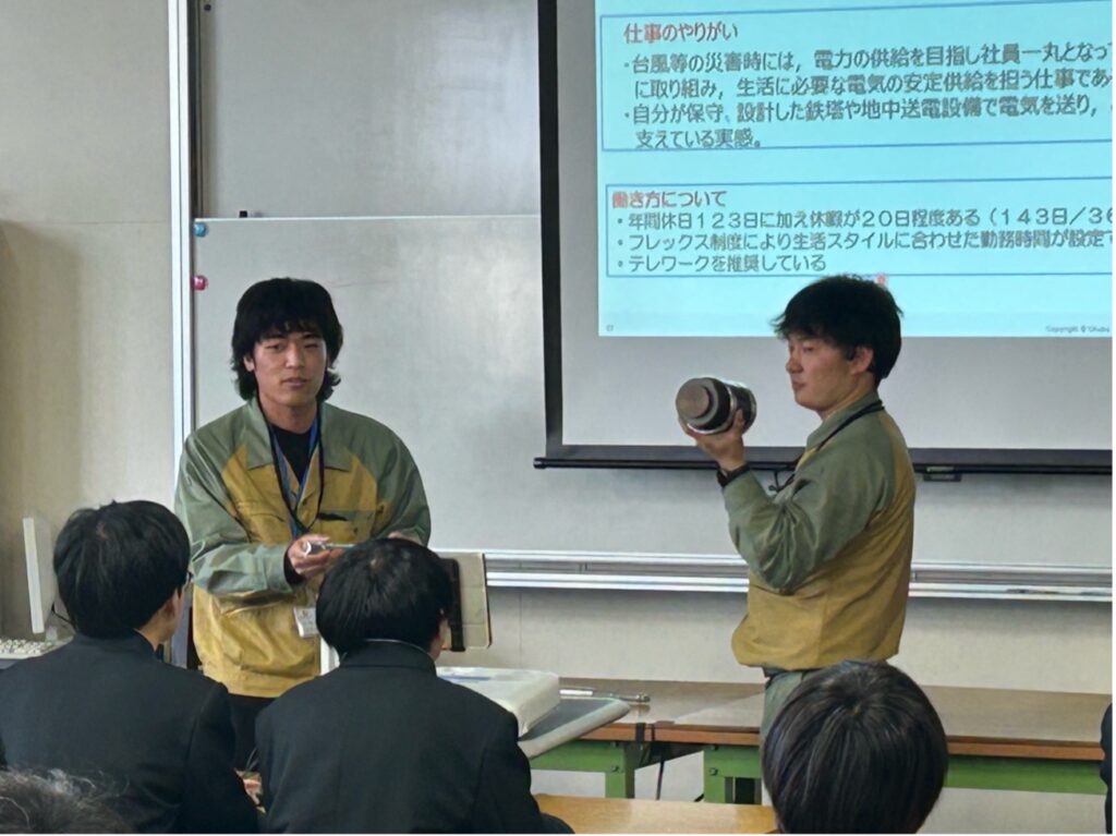 送電線部門の松永さんが機材を解説する様子