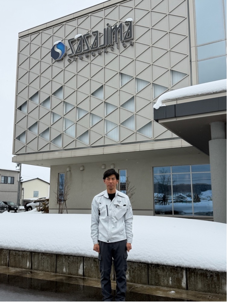 笹嶋工業の本社前に立つ伊藤さん