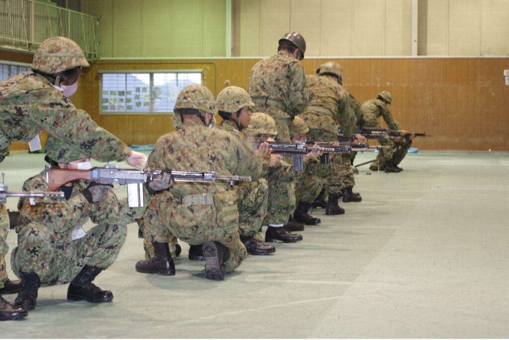 自衛隊の射撃予習に取り組む