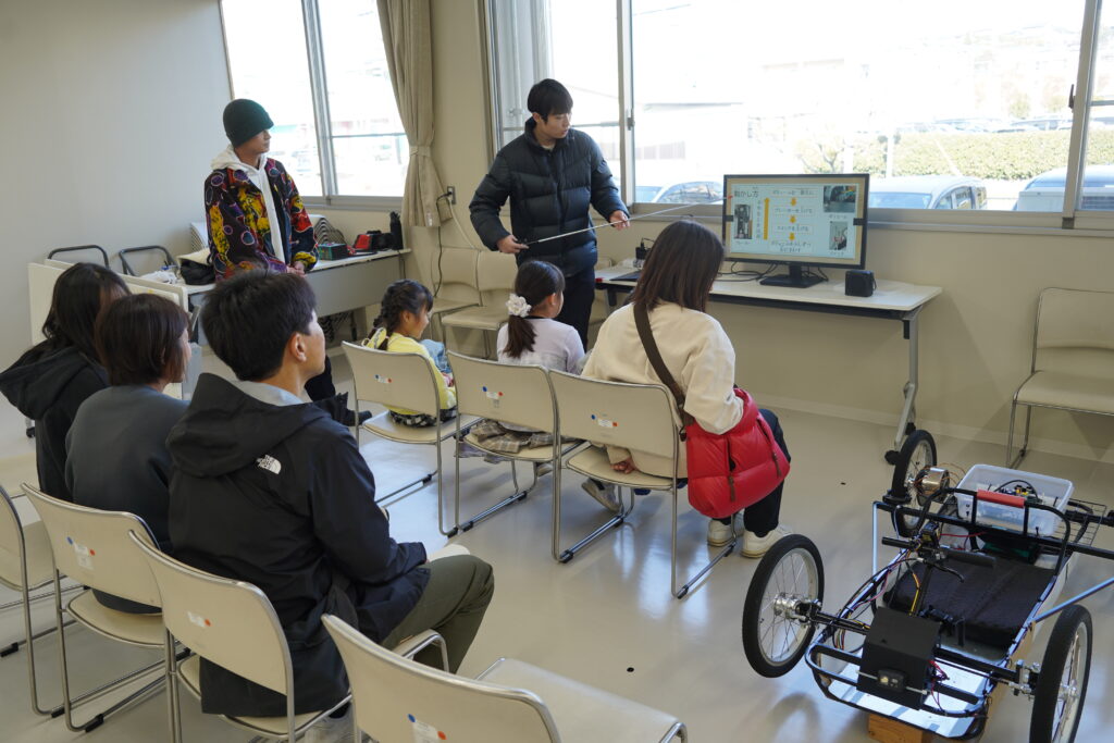 電気自動車について説明をする出田さん