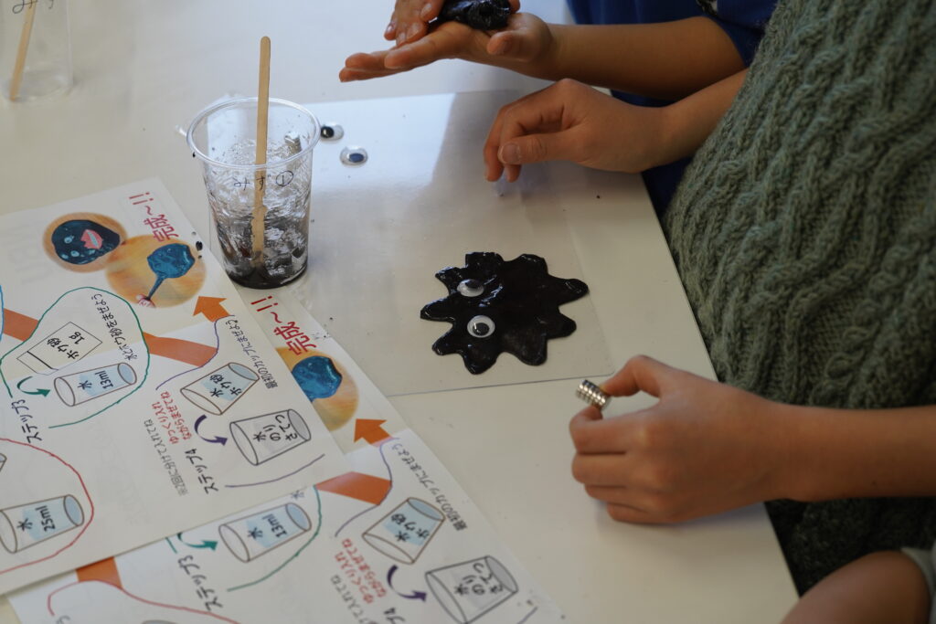 スライムを作る体験を通して学びを深める子ども