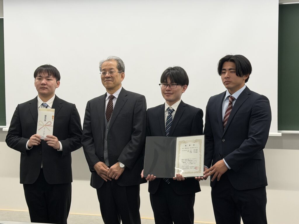 表彰状を受け取る生徒さんたち