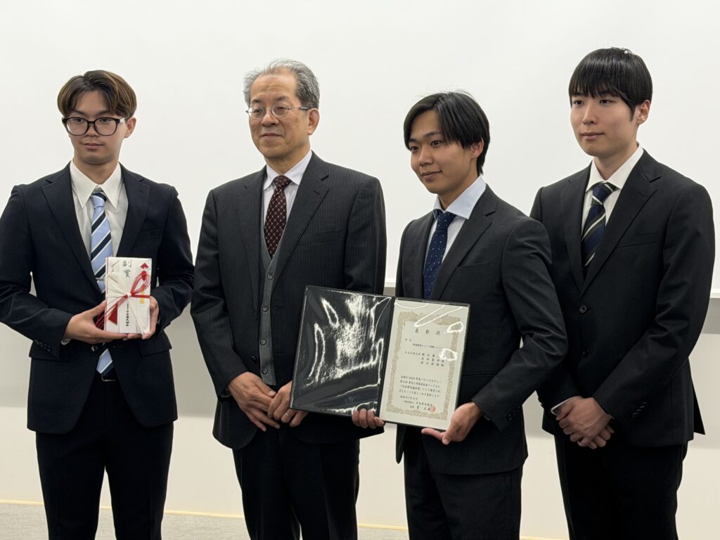 表彰状を受け取る生徒さん