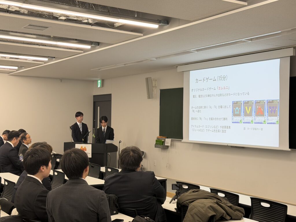 受賞した教材について資料を用いた発表を行う津山高専チーム。