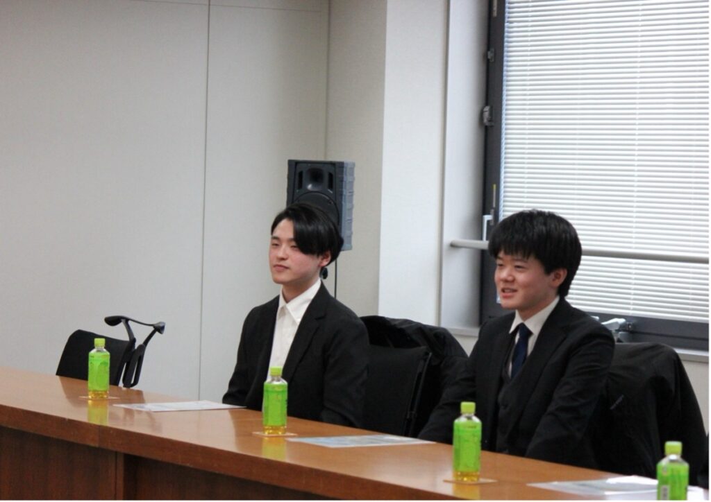 インタビューに応える日本電子専門学校の阿部さん、海老原さん。（左から）