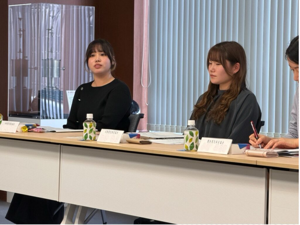 電気保安協会の職員様たち。コメント中
