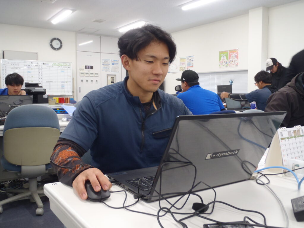 事務作業中の福田さん
