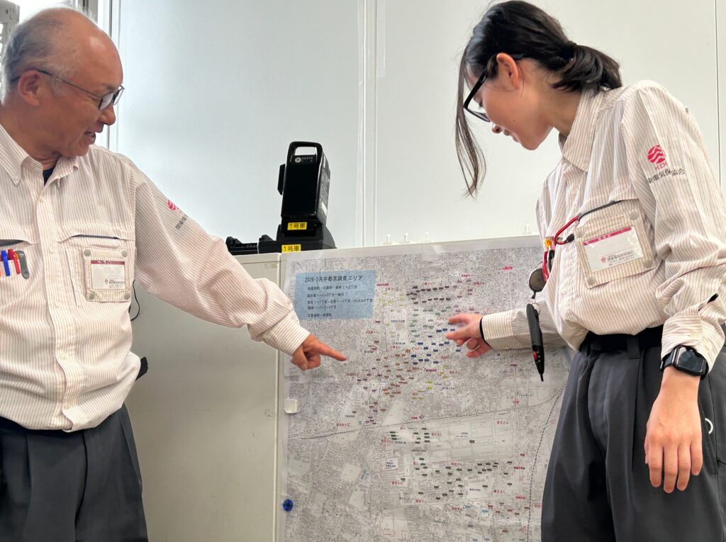 大先輩である蛭川さんと一緒に地図をチェック