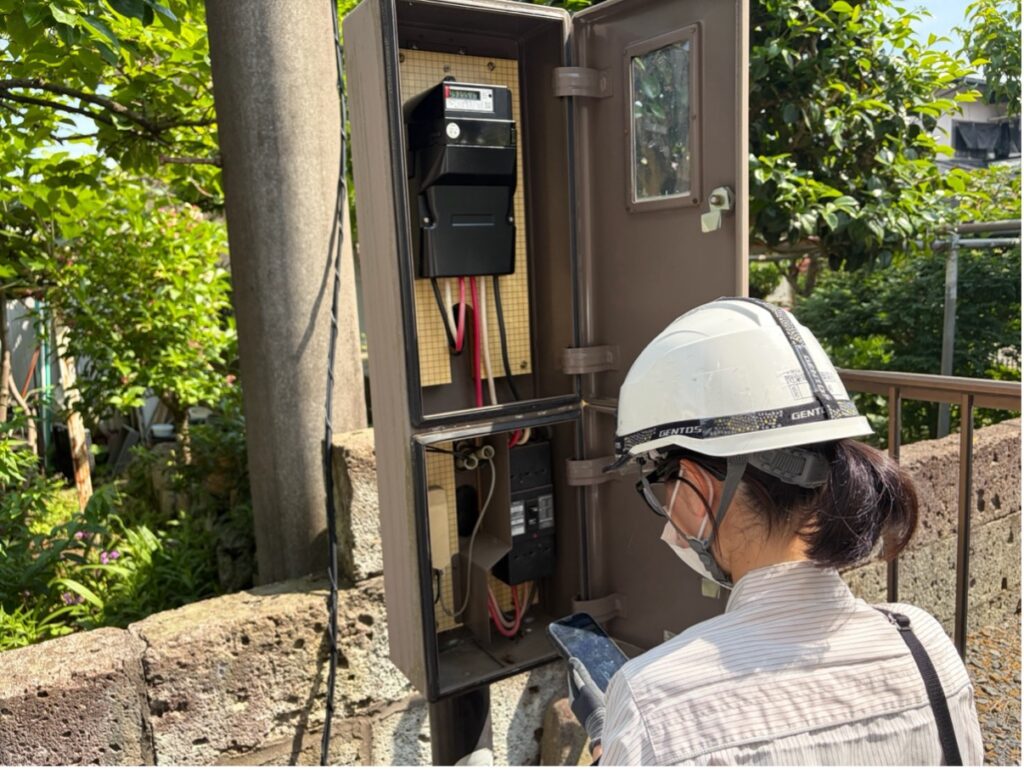 屋外に設置された電気設備の点検作業