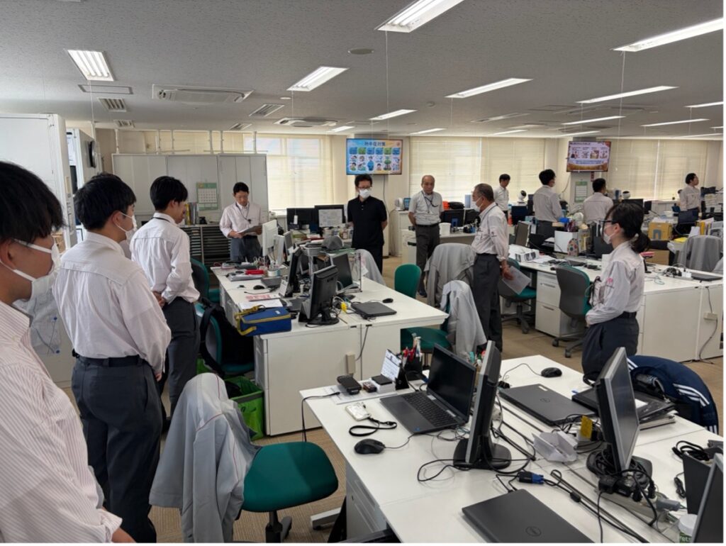 朝は事務所で朝礼から始まる