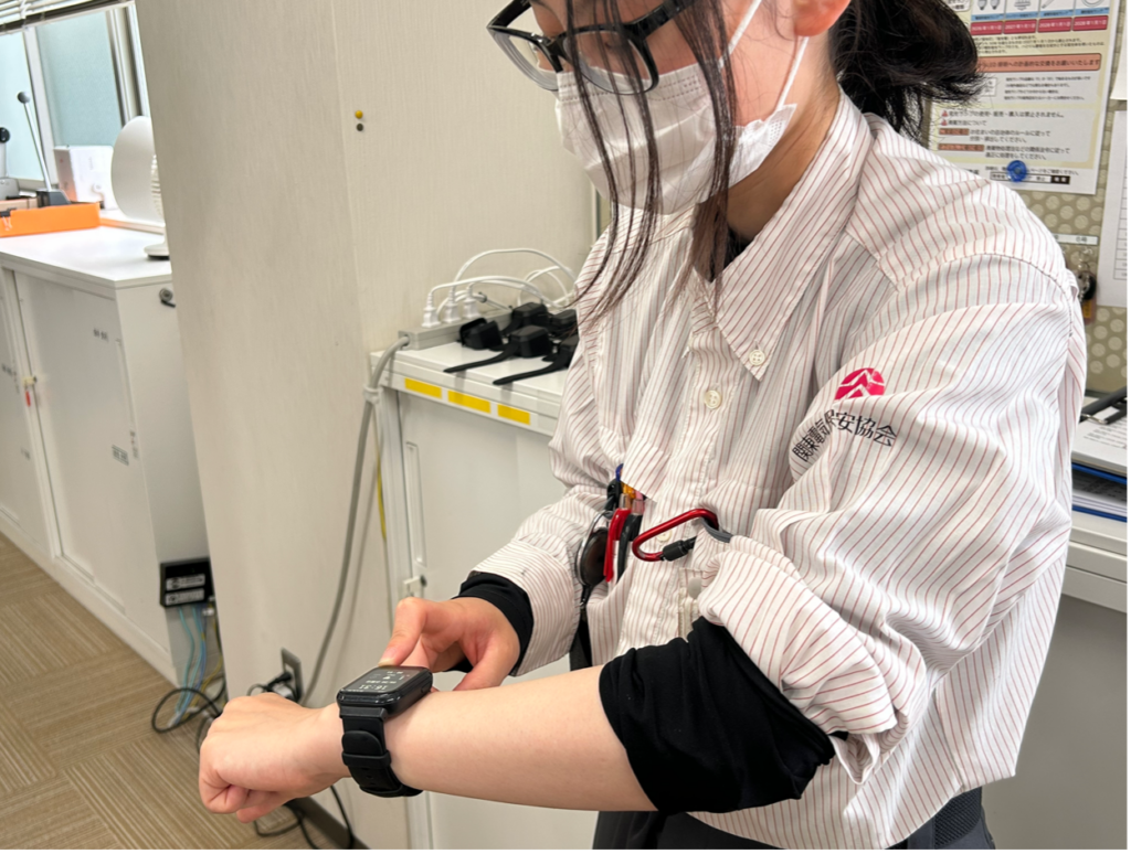 熱中症対策デバイスの動作を確認中。