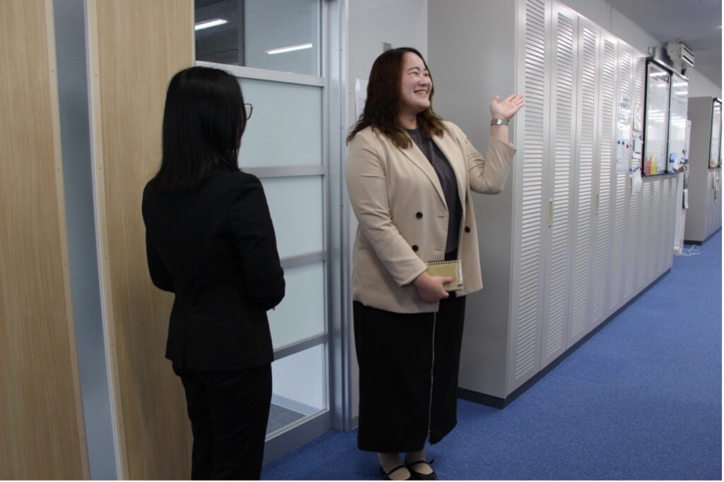 職場見学で学生さんを丁寧にご案内