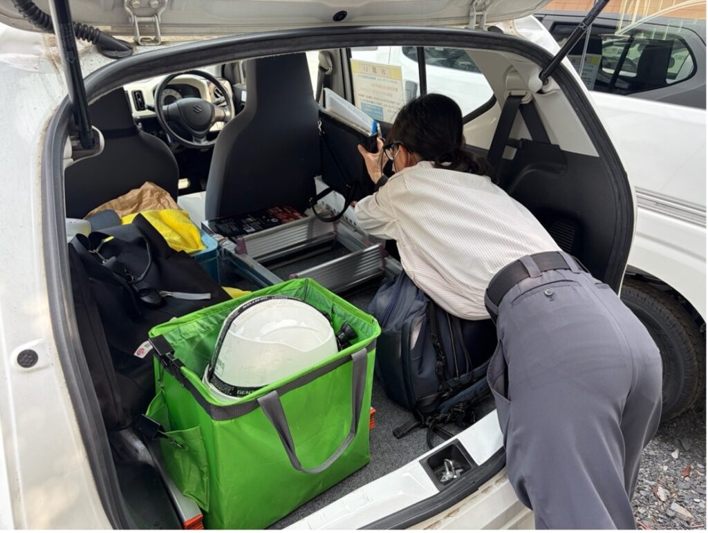 必要な道具を積むのもお仕事です。