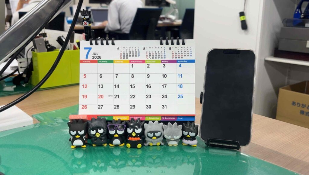 デスクに並んだばつ丸くん
