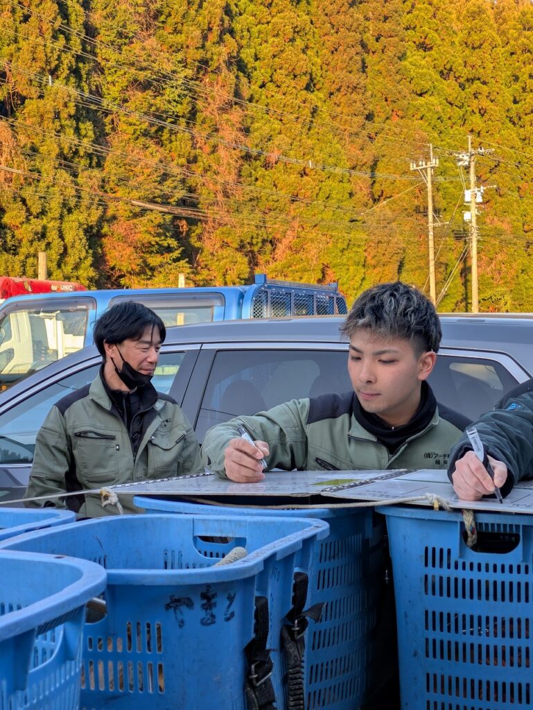 先輩たちの背中を見ながら日々成長を遂げている福田さん。先輩が優しく見守ってくれる。