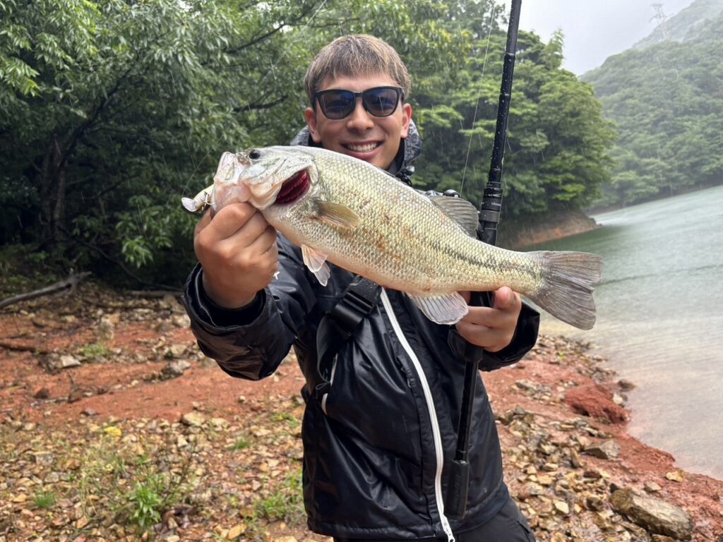 休日に趣味の釣りを楽しむ福田さん