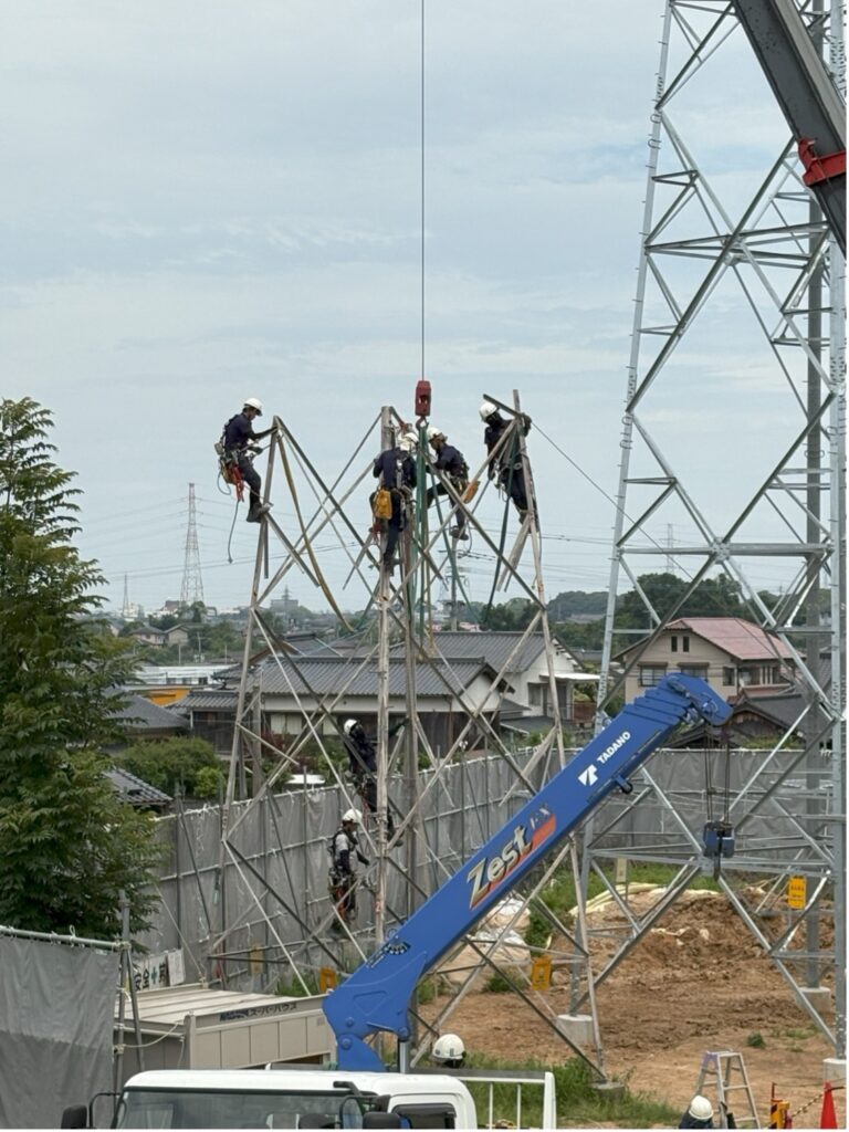 大迫力の鉄塔の組み立ての作業。複数人で協力しながら組み立てる。