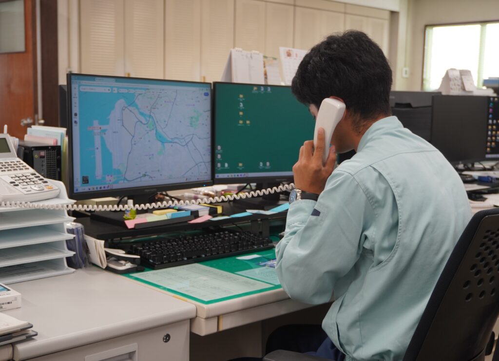 事務作業、電話応対中の島さん