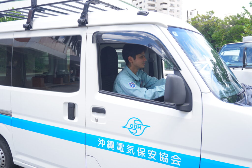現場への移動は電気保安協会の社用車で。