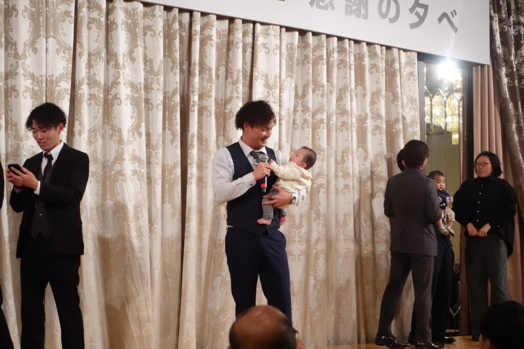 大切なお子様を抱き抱える山本さん